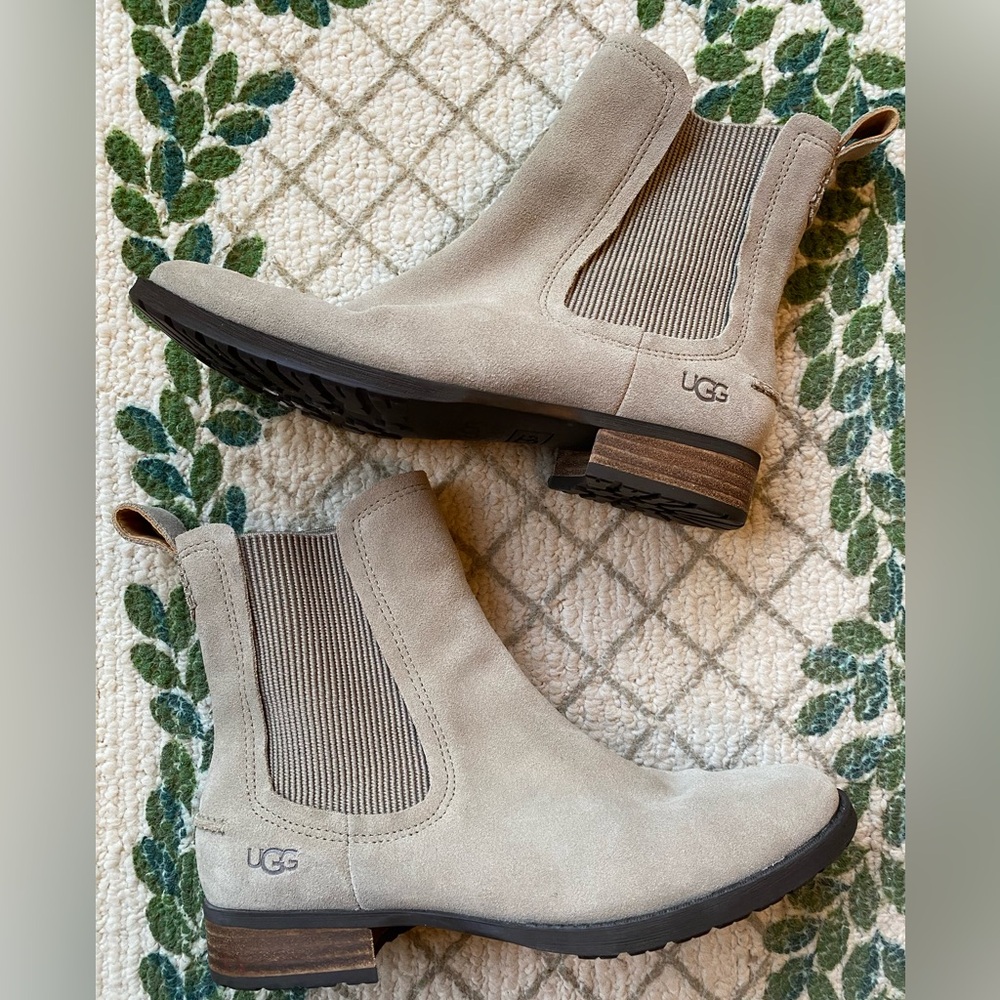 Ugg Hillhurst II Taupe Gray Chelsea Boots Suede 1103728 Women's Size 7 NWOT